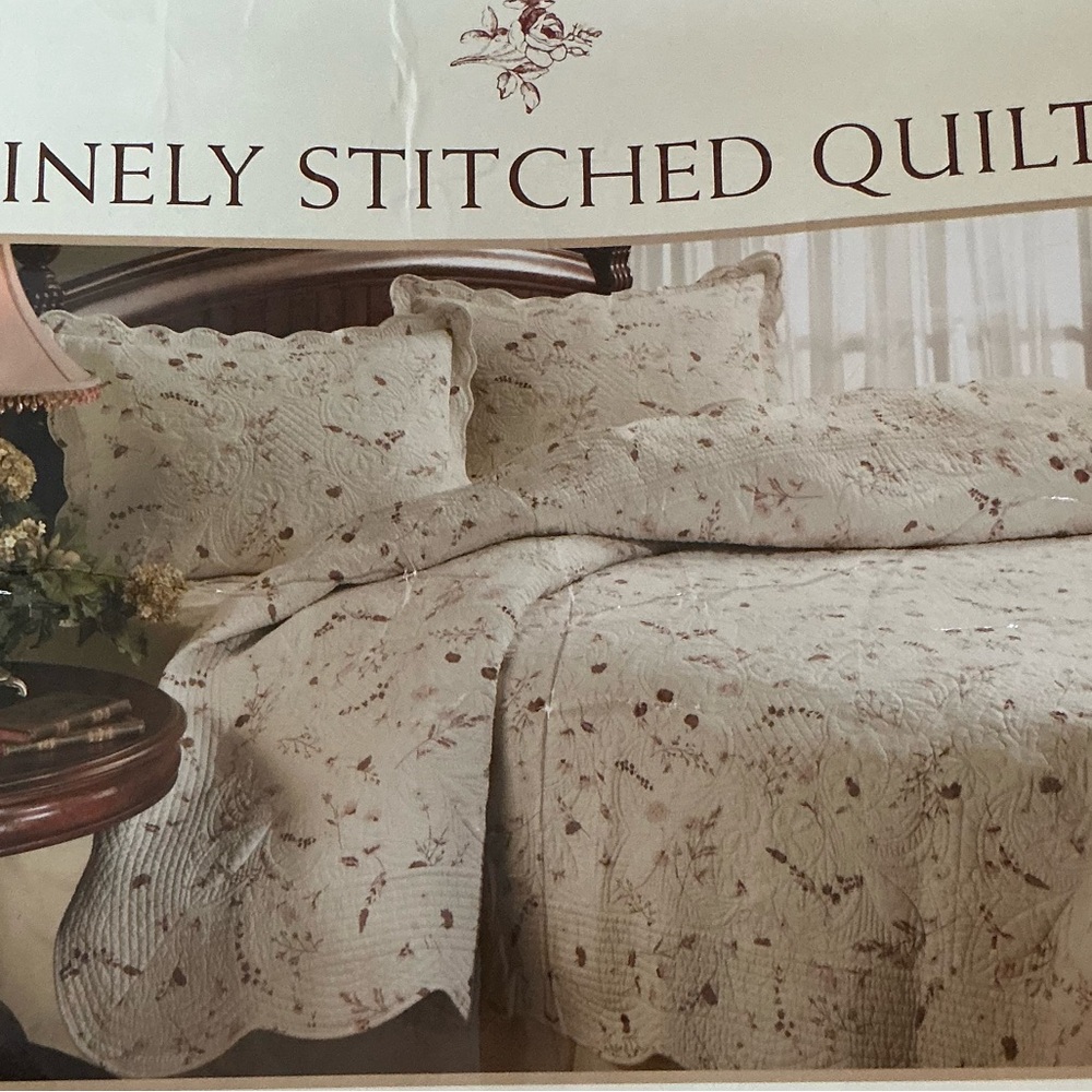 Elegant Floral Quilt - Cream